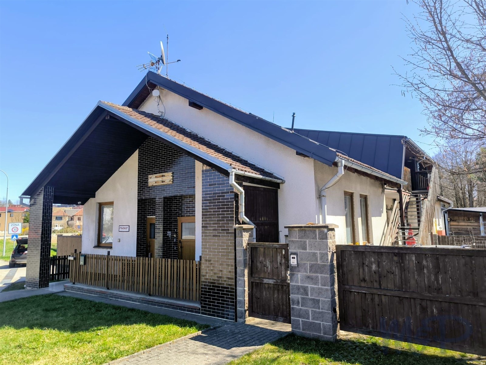 Provozní areál v Polné, skladování, výroba (KANCELÁŘSKA BUDOVA)