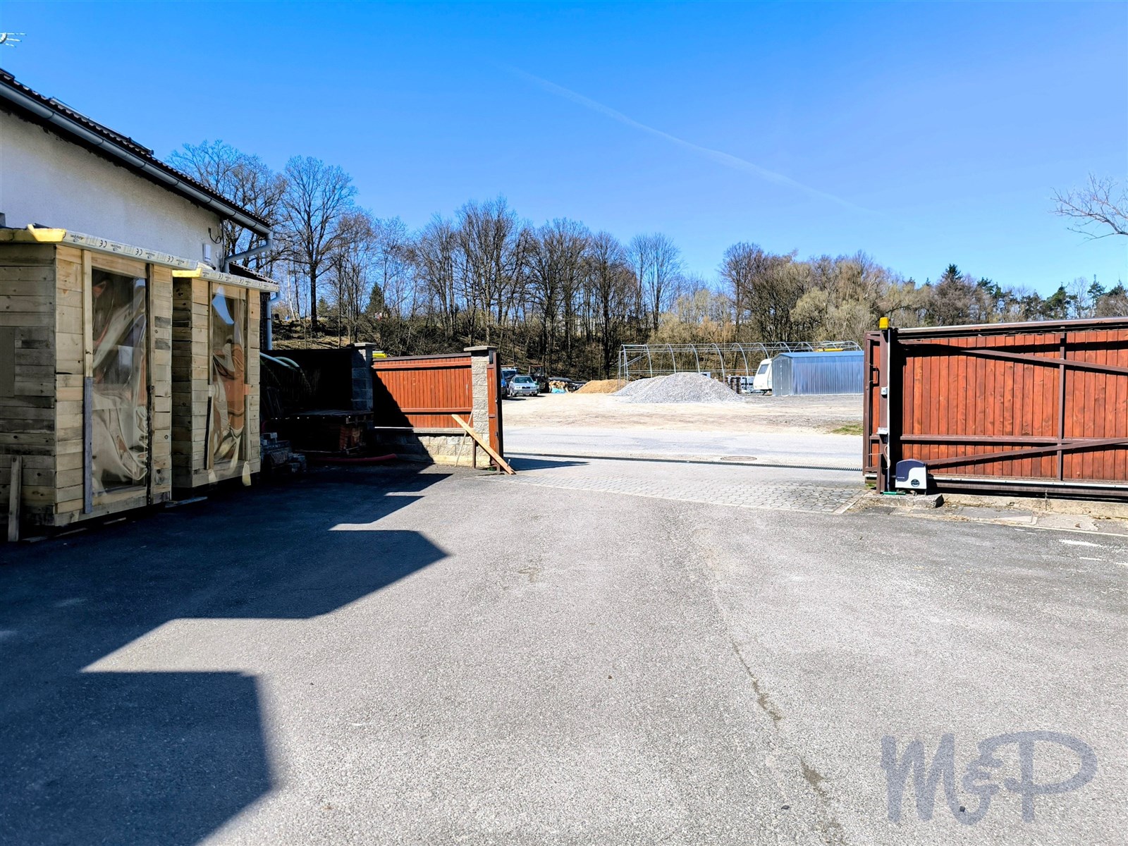 Provozní areál v Polné, skladování, výroba (VJEZD DO AREÁLU)