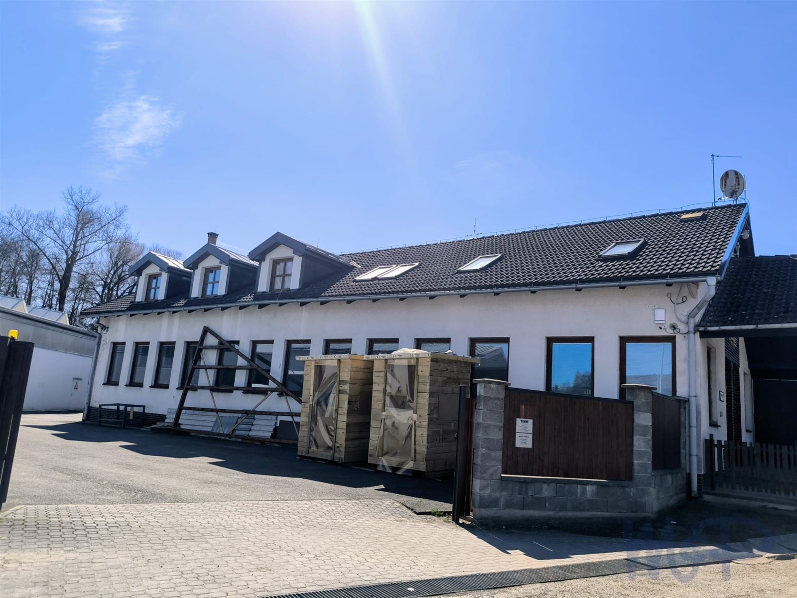 Provozní areál v Polné, skladování, výroba (KANCELÁŘSKÁ BUDOVA)