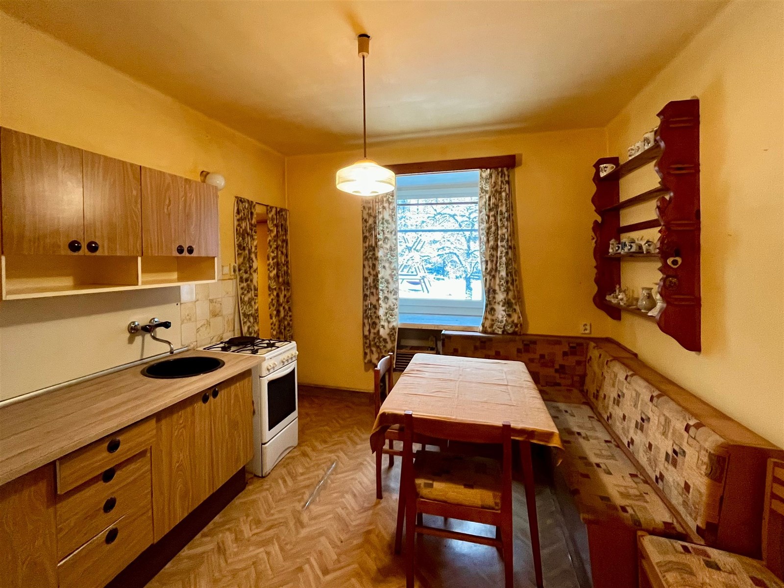 Byt, garáže, nebytové prostory, pozemek - Jihlava 