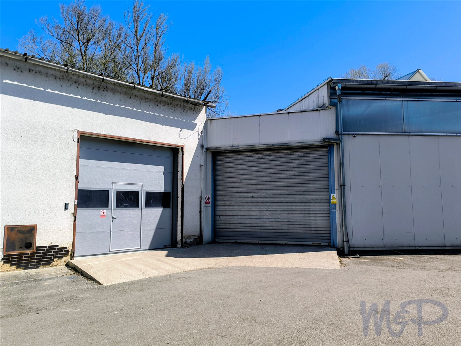 Provozní areál v Polné, skladování, výroba (NÁKLADOVÁ VRATA)