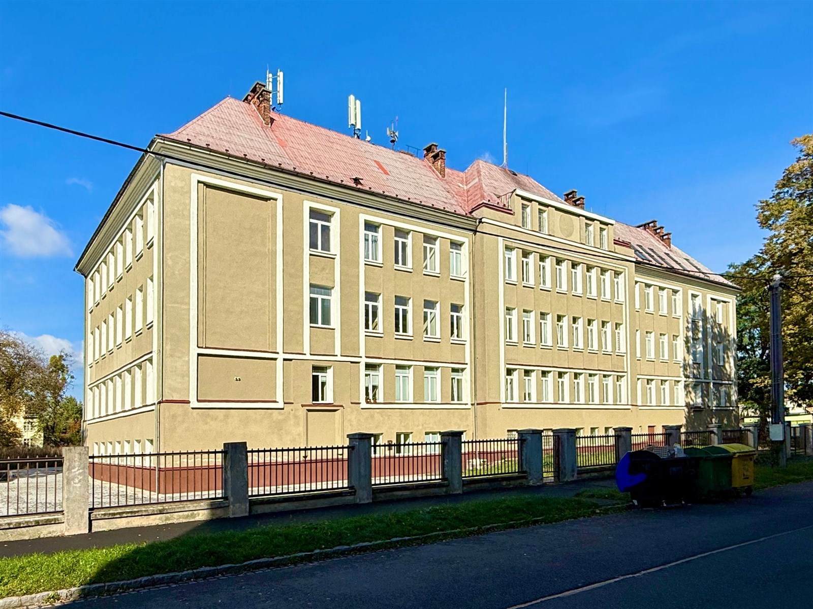 Prodej bytu 1+kk s privátním parkovacím místem v Ostravě, Přívoze (POHLED Z PŘILEHLÉ ULICE)