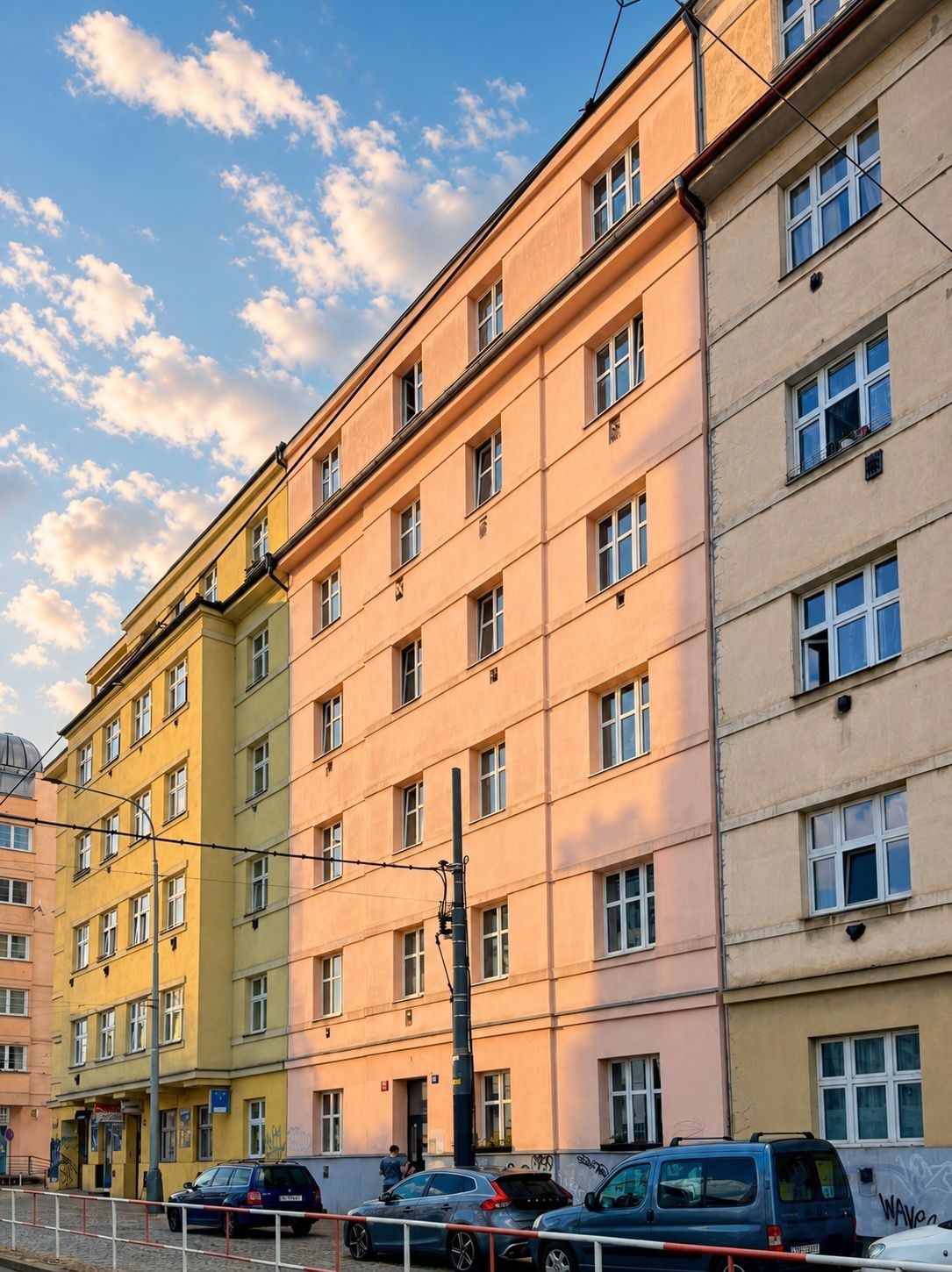 Byt 2+1 v Praze (POHLED Z PŘILEHLÉ ULICE)
