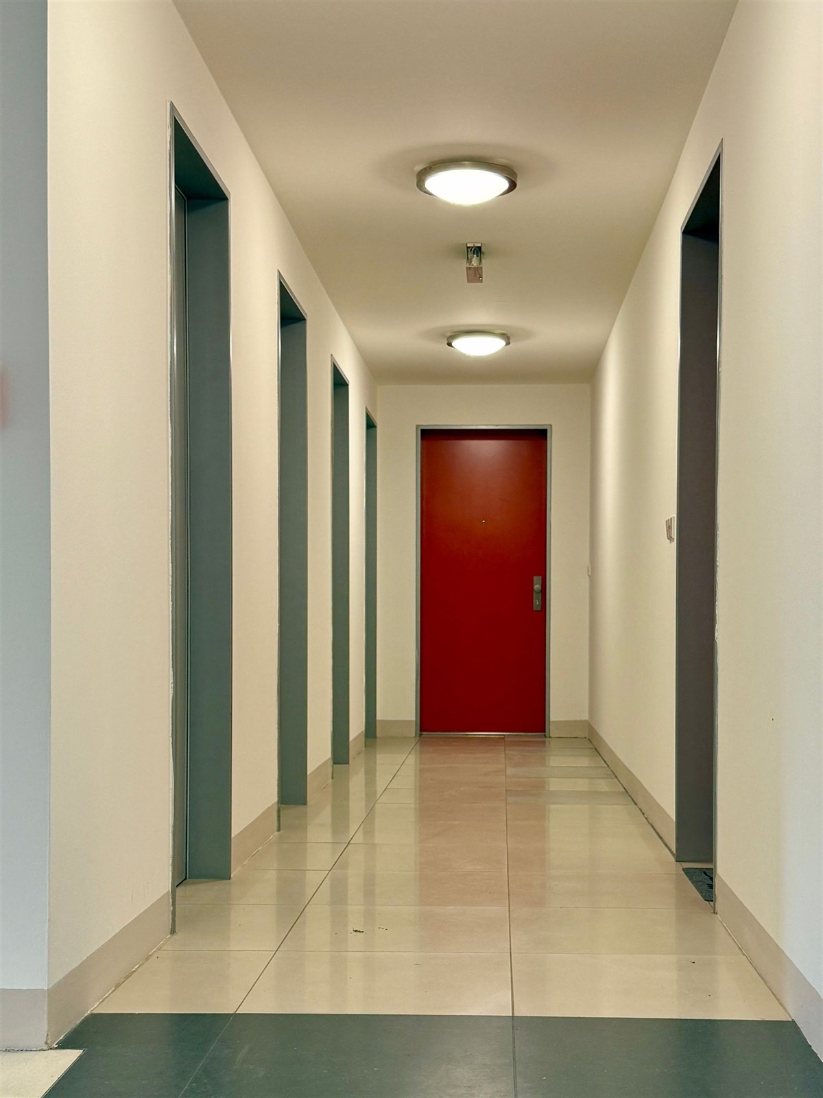 Prodej bytu 3+kk na Stříbrných terasách v Jihlavě (PROSTORNÁ CHODBA BYTU)