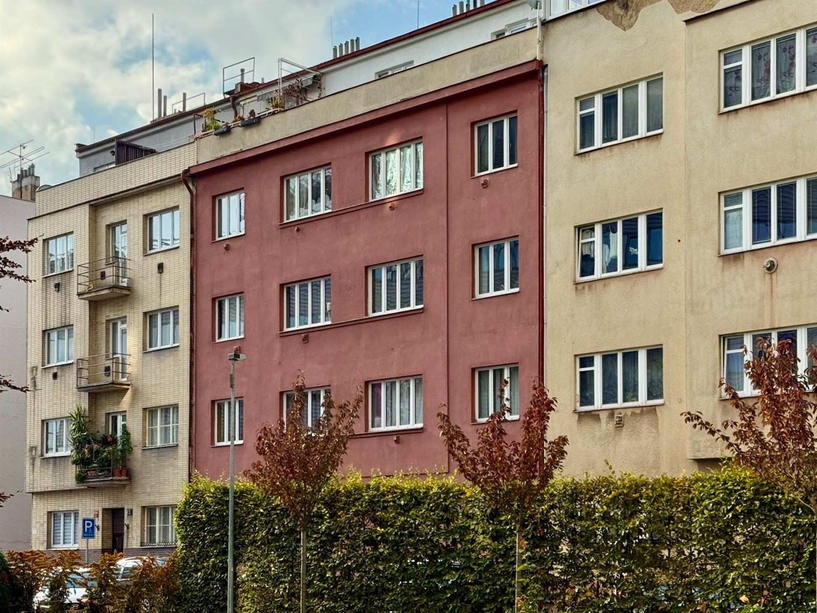 Byt 3+kk v Praze 4 [Pankrác] - POHLED Z PŘILEHLÉ U