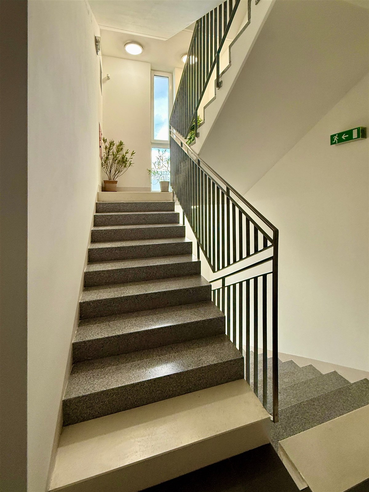 Prodej bytu 3+kk na Stříbrných terasách v Jihlavě (SCHODIŠTĚ VE SPOLEČNÝCH ČÁSTECH DOMU)