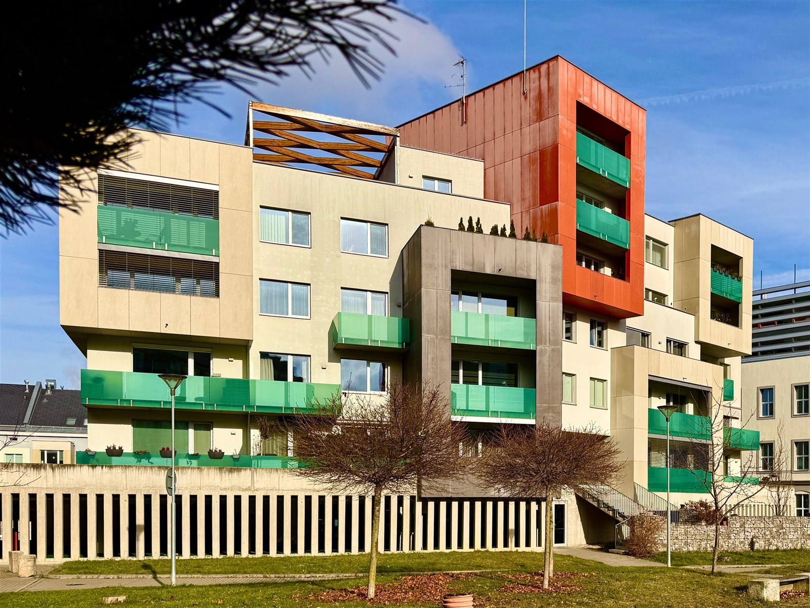 Prodej bytu 3+kk na Stříbrných terasách v Jihlavě (POHLED Z PŘILEHLÉHO ATRIA)