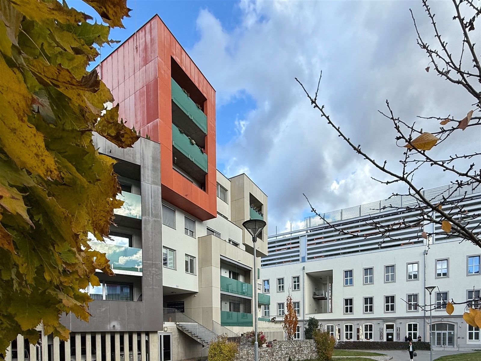 Prodej bytu 3+kk na Stříbrných terasách v Jihlavě (POHLED Z PŘILEHLÉHO ATRIA)