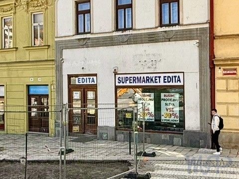 Pronájem velkého obchodu v centru Jihlavy (DETAIL VSTUPU)