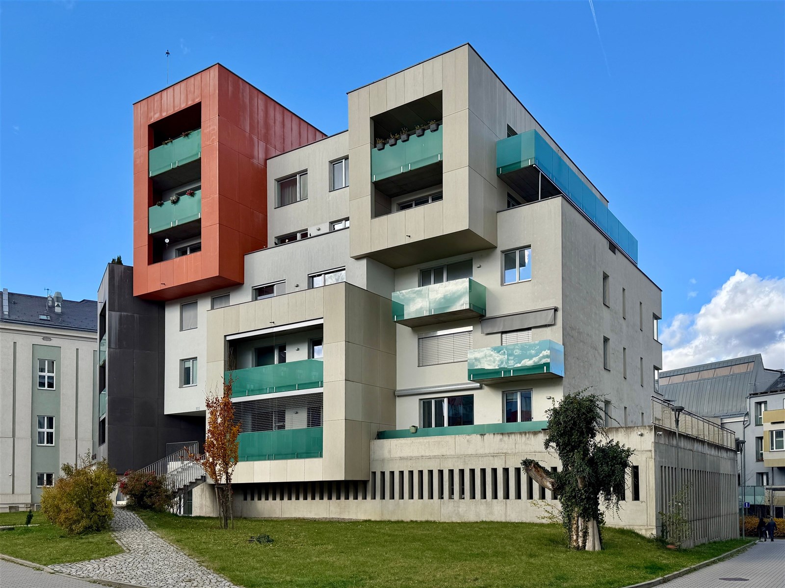 Prodej bytu 3+kk na Stříbrných terasách v Jihlavě (POHLED Z PŘILEHLÉHO ATRIA)