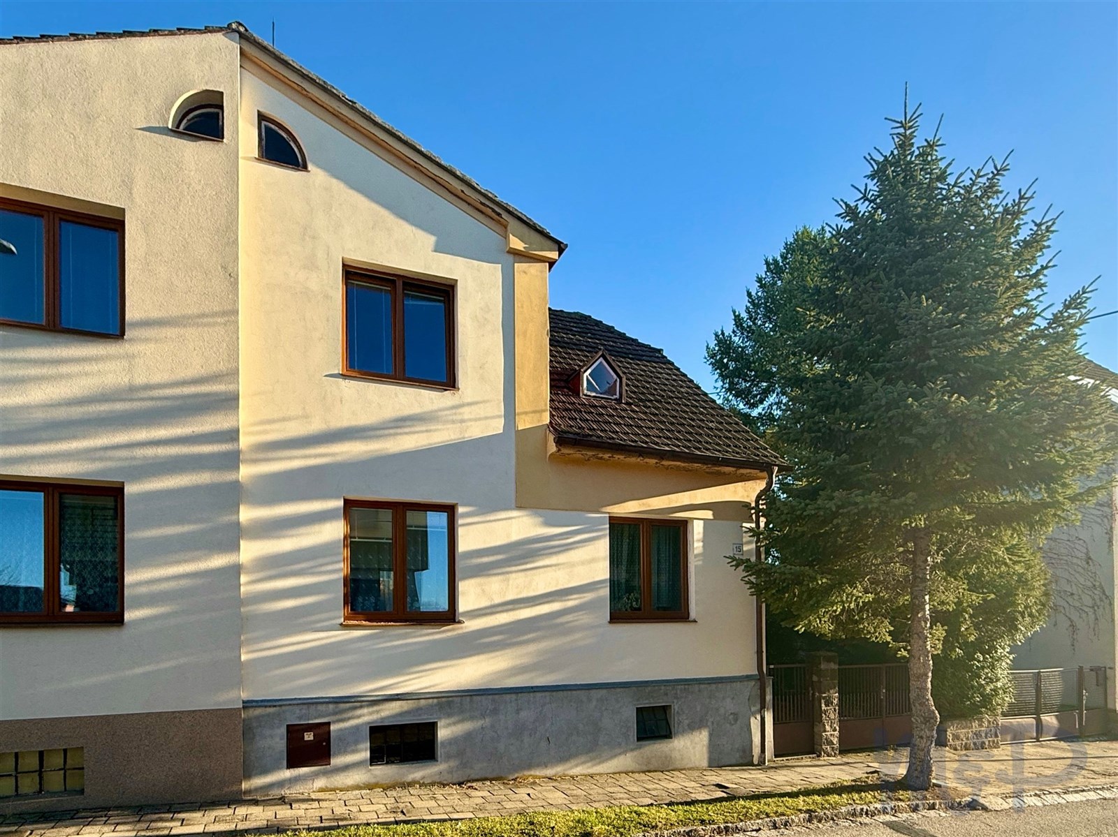 Podsklepený rodinný dům s garáží v Třebíči [prodej poloviny dvojdomku] - POHLED Z PŘILEHLÉ KLIDNÉ ULICE