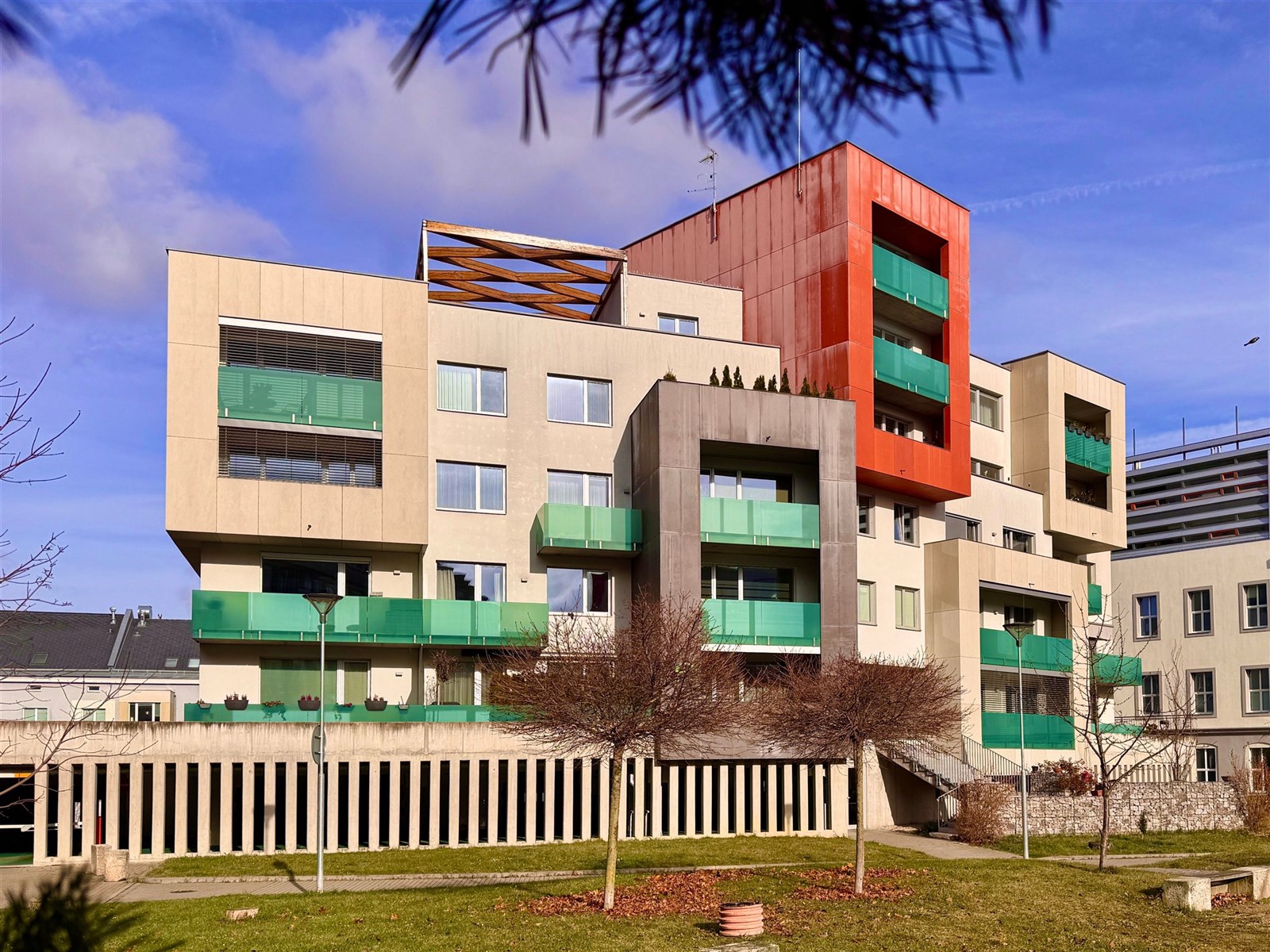 Prodej bytu 3+kk na Stříbrných terasách v Jihlavě (POHLED Z PŘILEHLÉHO ATRIA)