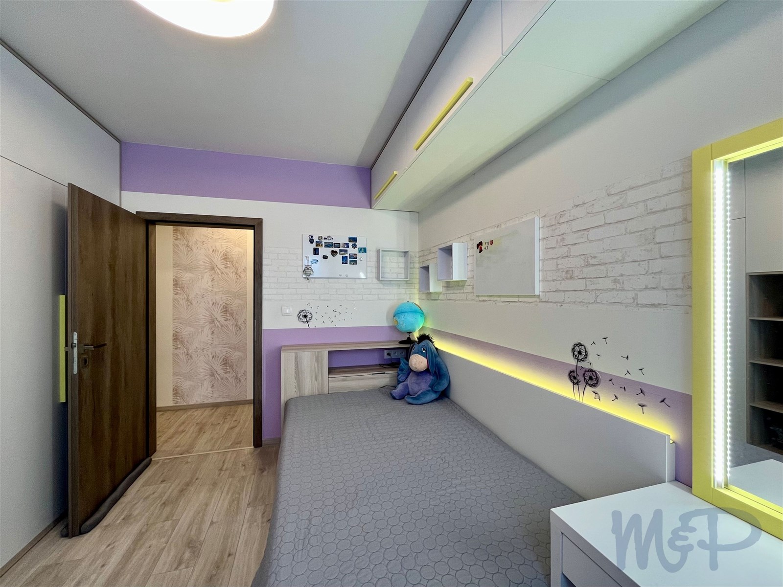 Byt 3+kk s garážovým stáním v Jihlavě (DĚTSKÝ POKOJ - POHLED DO PŘEDSÍNĚ)