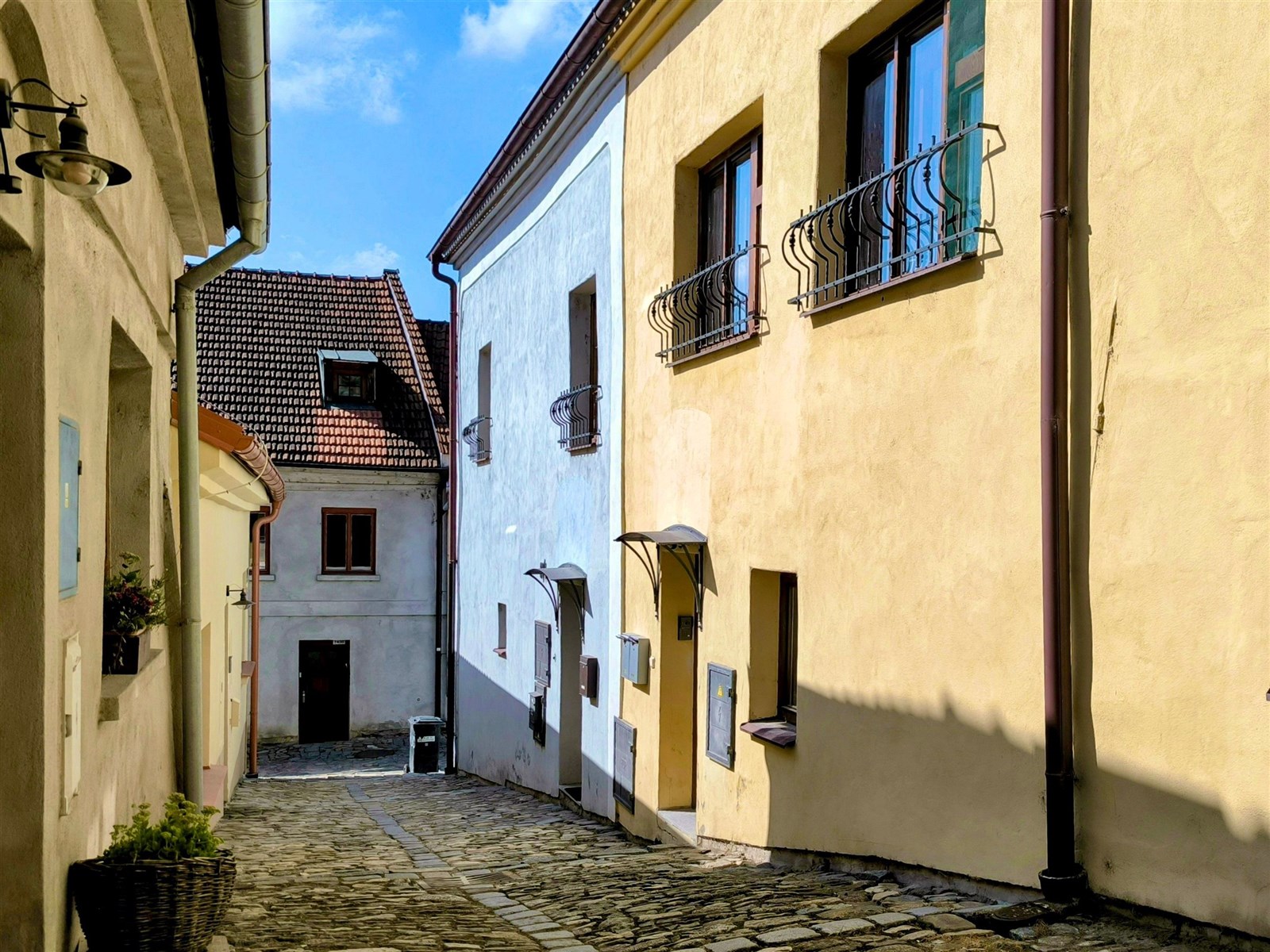 Mezonetový byt v třebíčském Zámostí  (ve čtvrti zapsané do seznamu památek UNESCO) - [VSTUP DO DOMU]