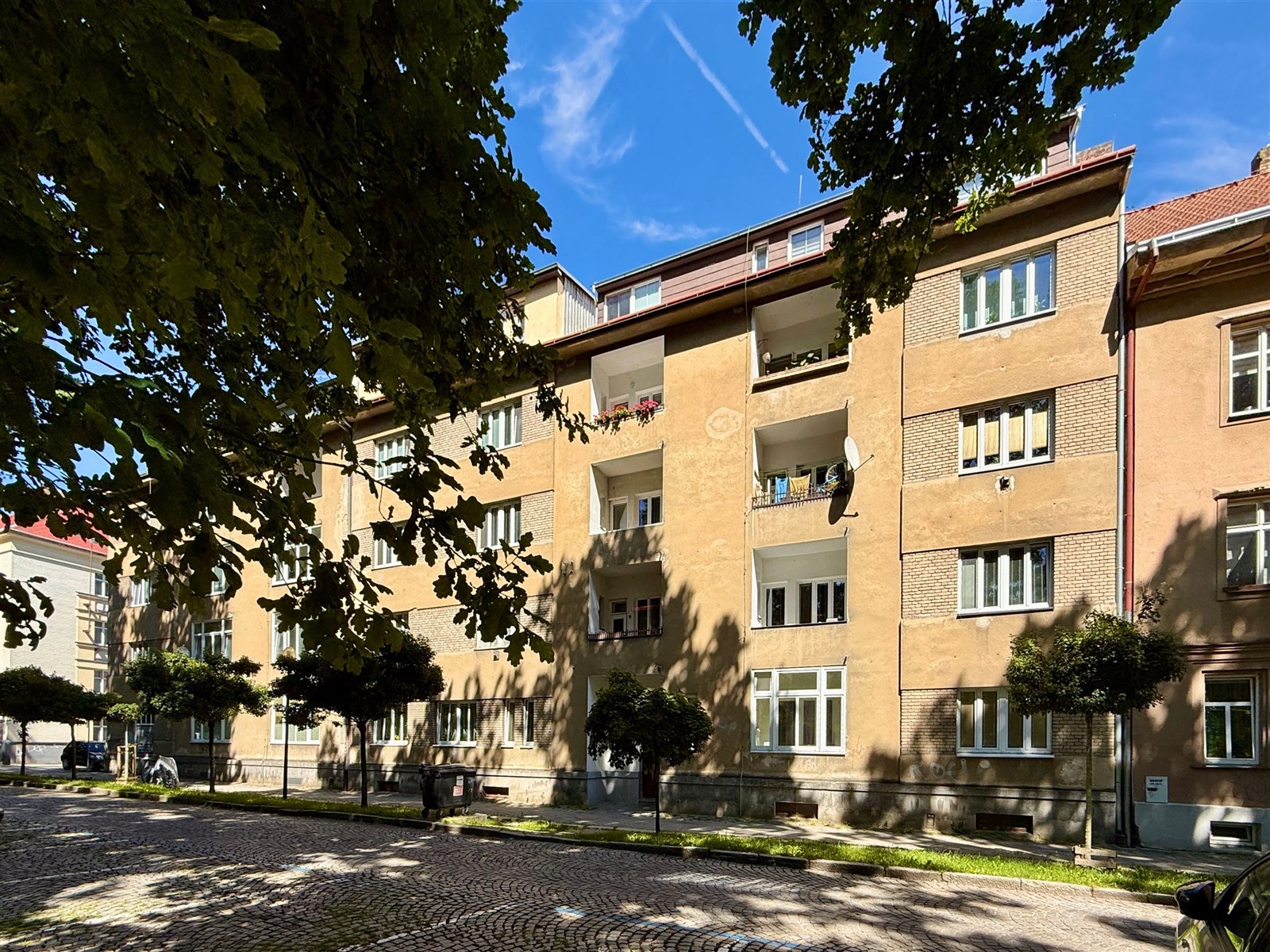 Byt 3+kk + atelier v Jihlavě [POHLED Z PŘILEHLÉHO PARKU]