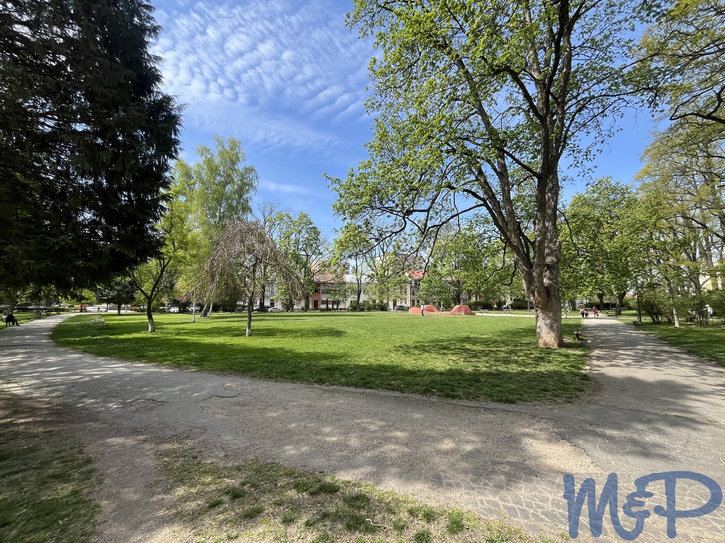 Byt 2+1 na ulici Žižkova v Jihlavě. Nedaleký park, kde se připravuje revitalizace. Prolézačky pro děti v bezprostřední blízkosti.