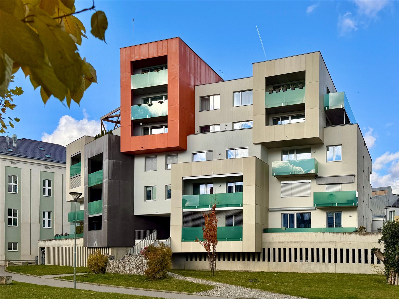 Prodej bytu 3+kk na Stříbrných terasách v Jihlavě (POHLED Z PŘILEHLÉHO ATRIA)