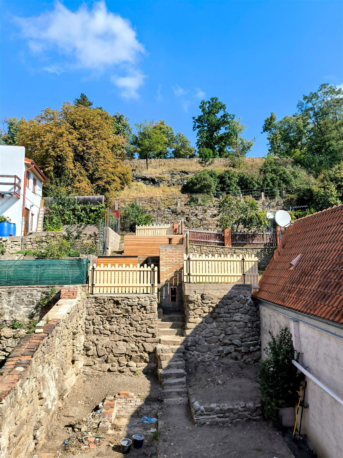 Mezonetový byt v třebíčském Zámostí  (ve čtvrti zapsané do seznamu památek UNESCO) - [PŘILEHLÁ TERASOVÁ ZAHRADA]