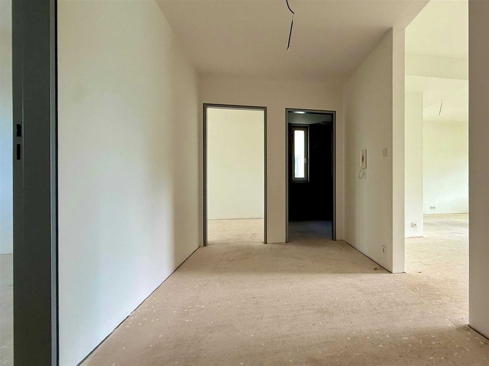 Prodej bytu 3+kk na Stříbrných terasách v Jihlavě (PROSTORNÁ CHODBA BYTU)