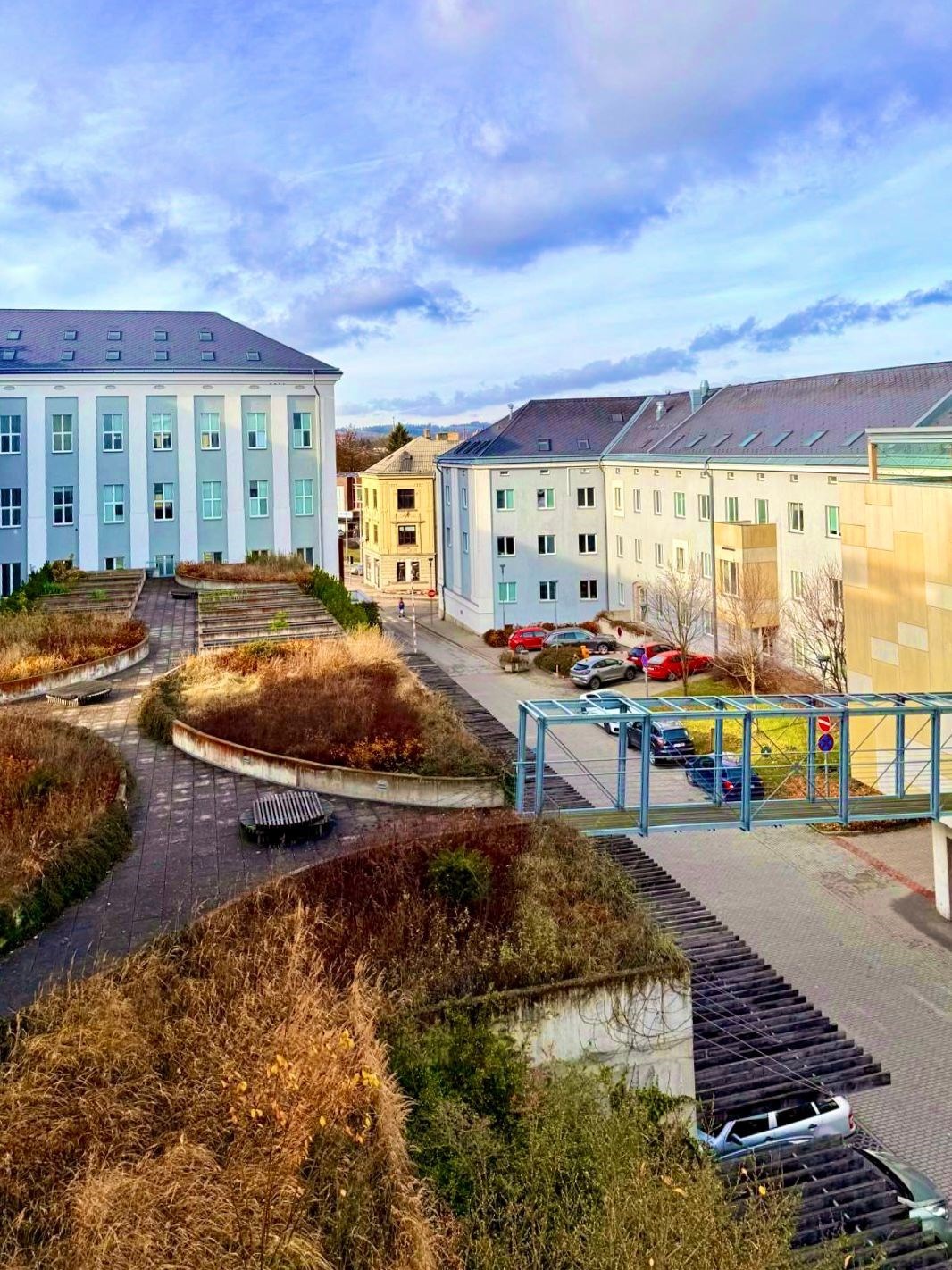 Prodej bytu 3+kk na Stříbrných terasách v Jihlavě (POHLED DO PŘILEHLÉHO ATRIA)