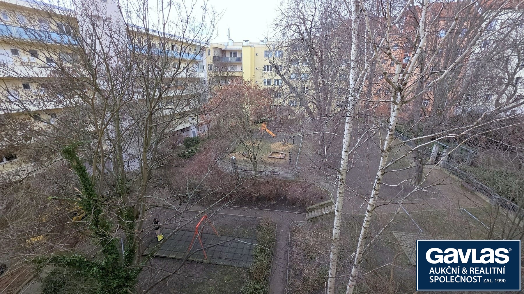 Výhled do vnitrobloku s dětskými hřišti