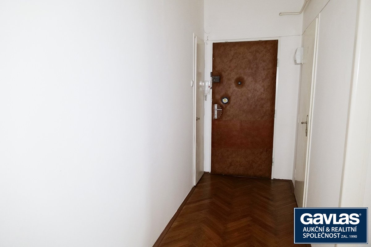 Předsíň - pohled ke vstupu do bytu