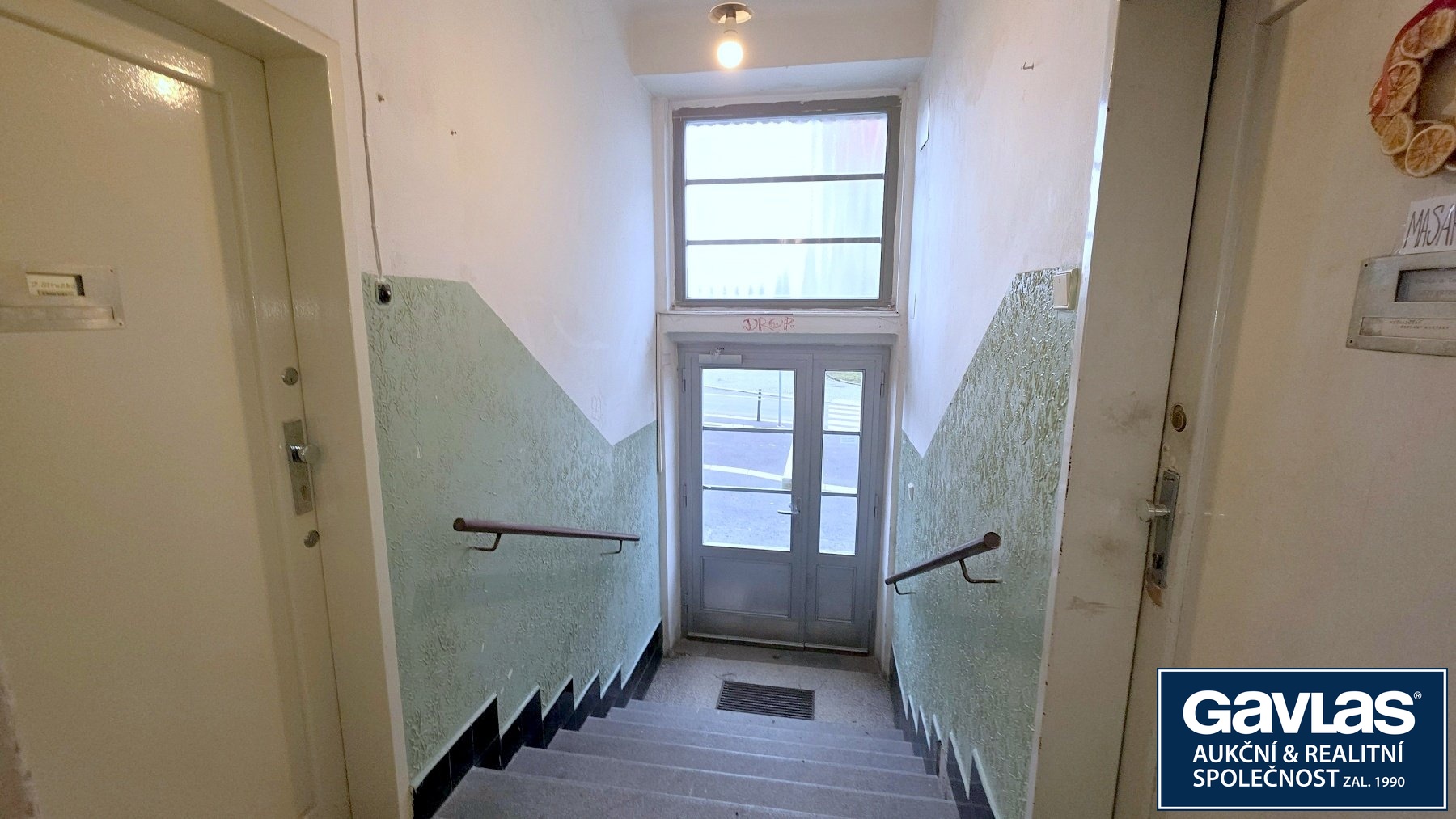 Pohled ke vstupu do domu