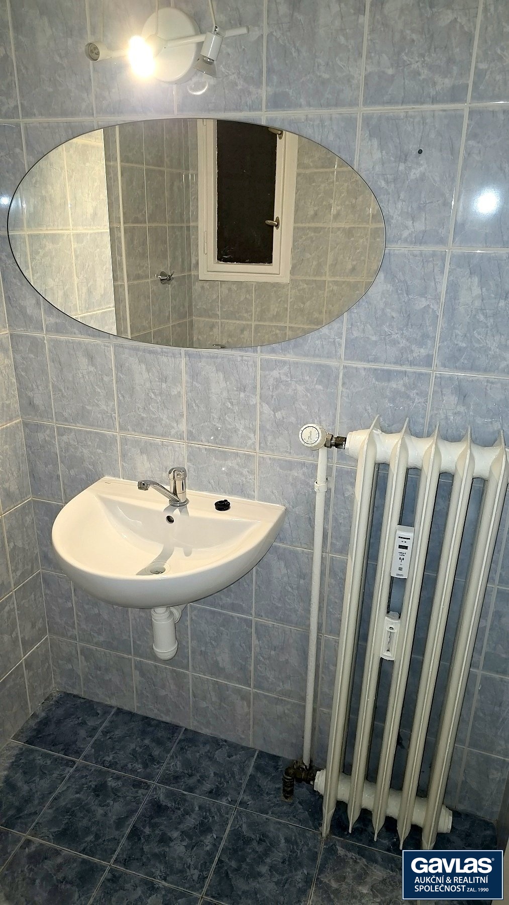 Koupelna - umyvadlo, zrcadlo a radiátor