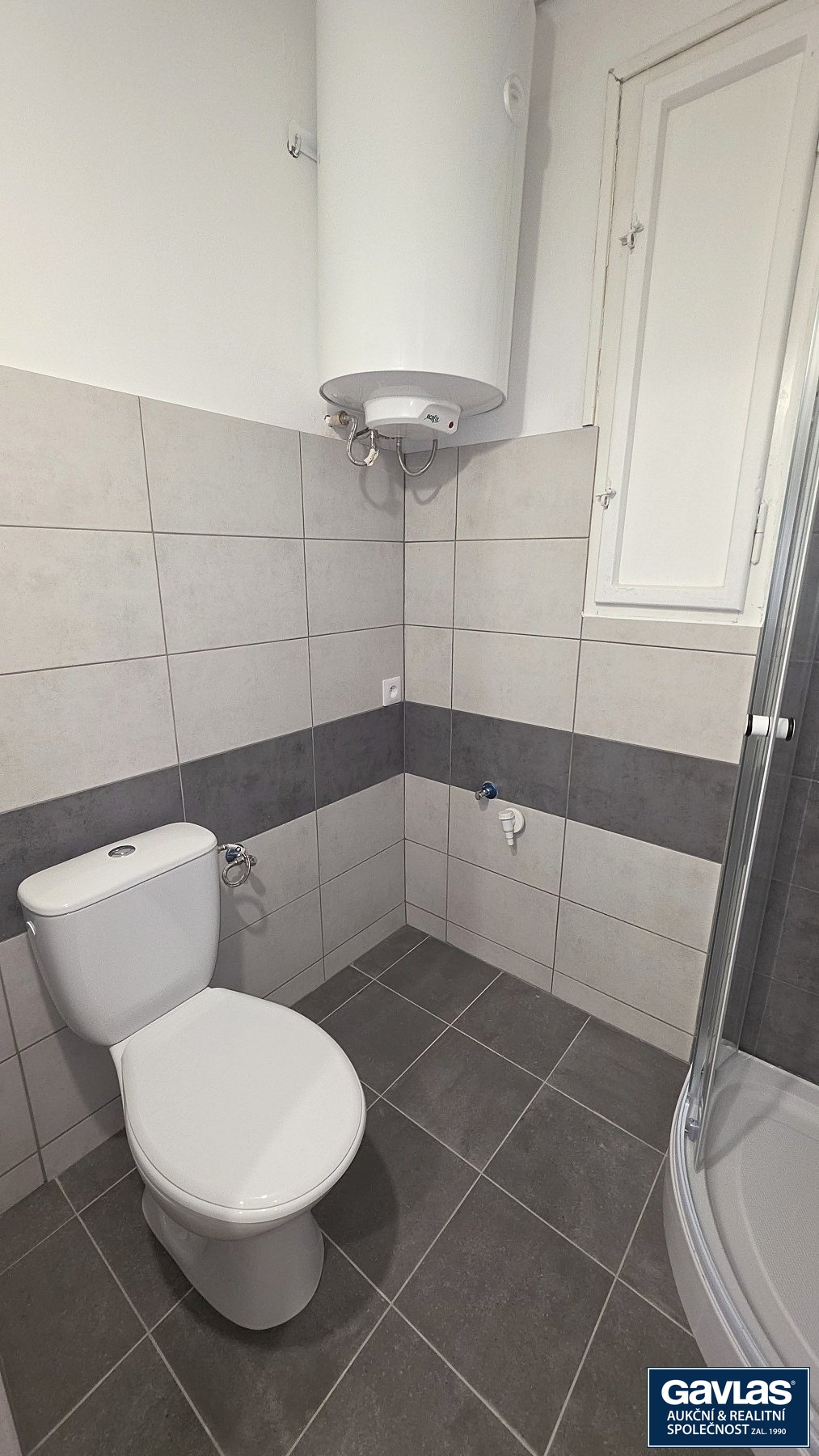 Koupelna - WC, bojler a místo pro pračku