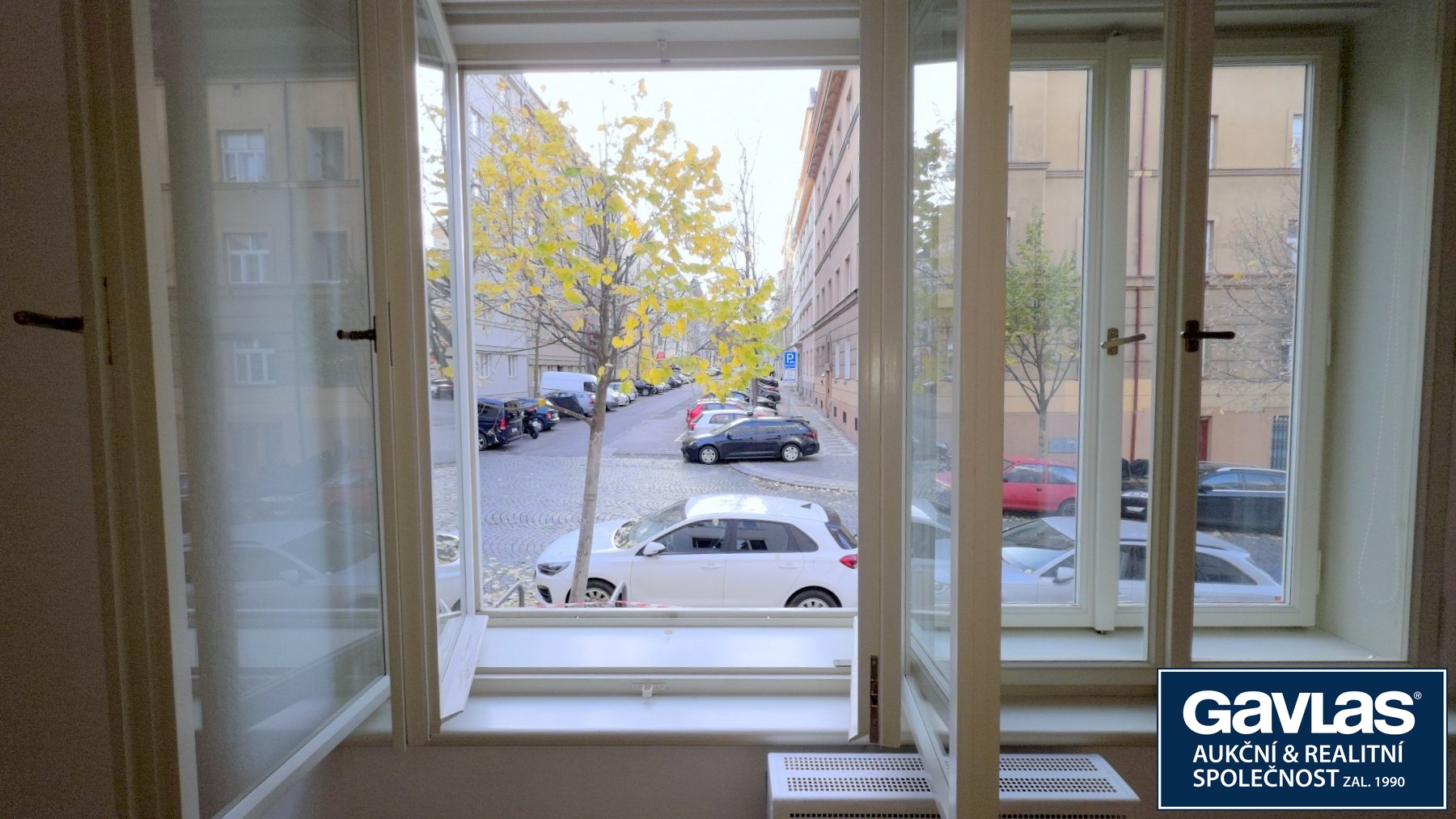 Pokoj - výhled do ulice Jagellonská