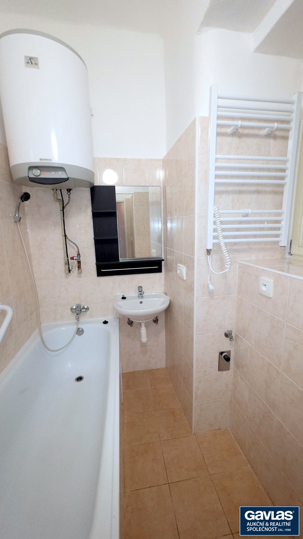 Koupelna - vana, bojler a umyvadlo se zrcadlem