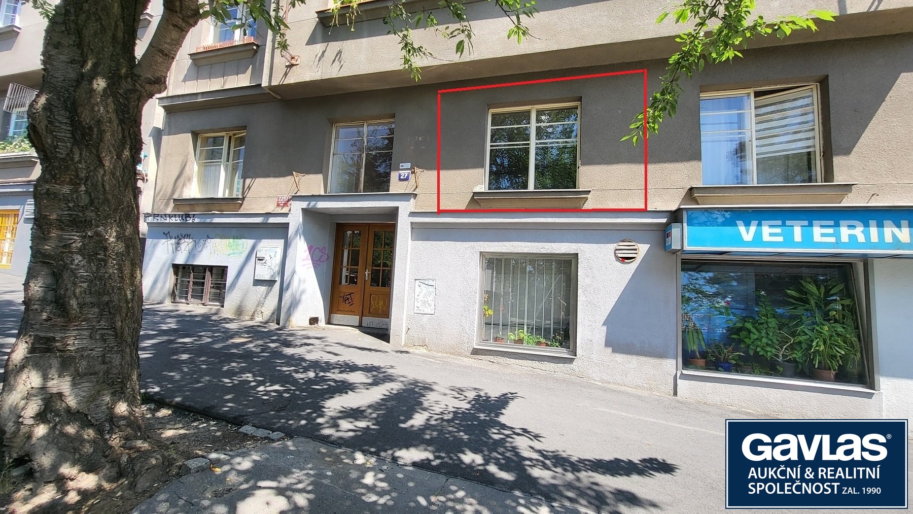 vstup do domu a okno bytu