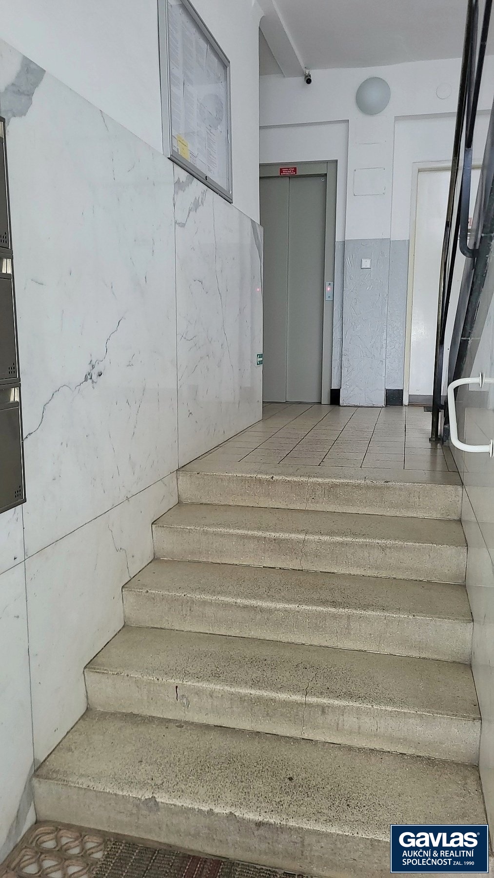 Pohled od vstupu do domu