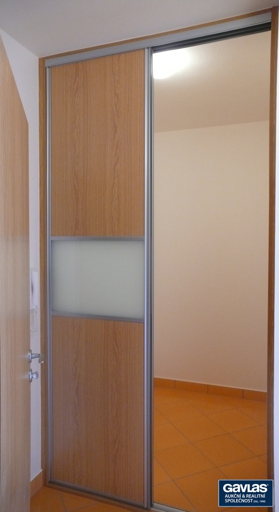 vestavěná skříň