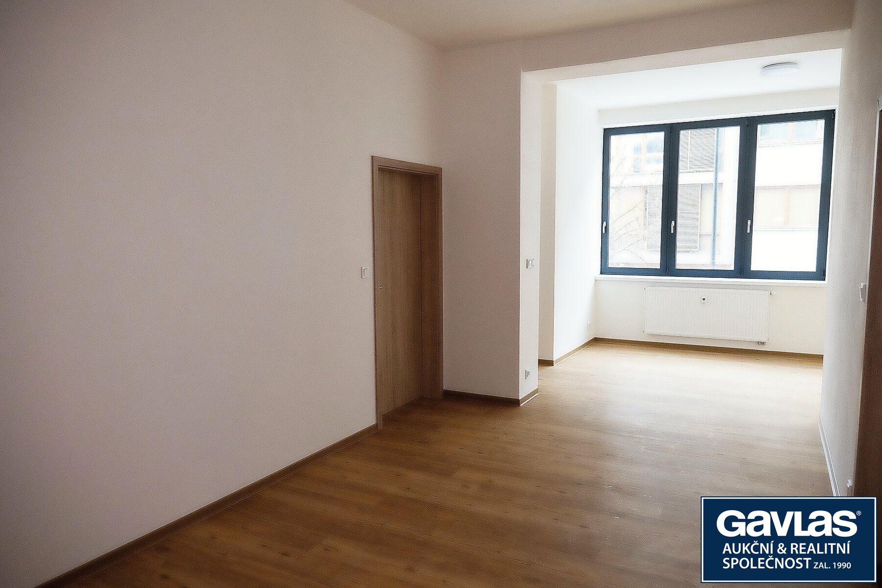 chodba  - pohled k oknu