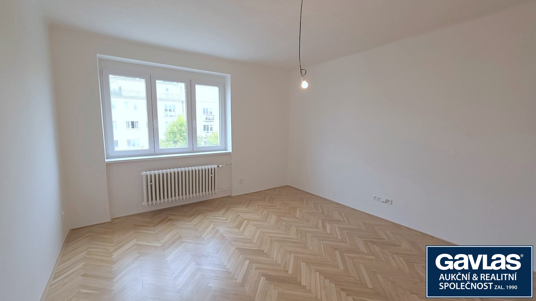 Obývací pokoj pohled k oknu