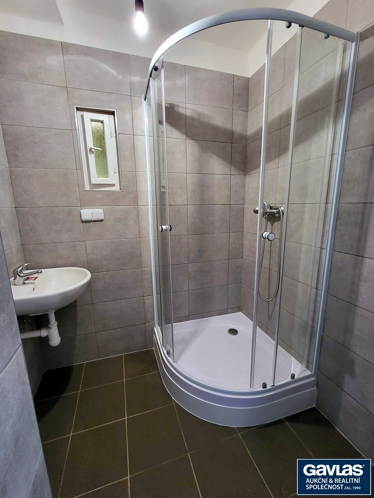 Umyvadlo a sprchový kout