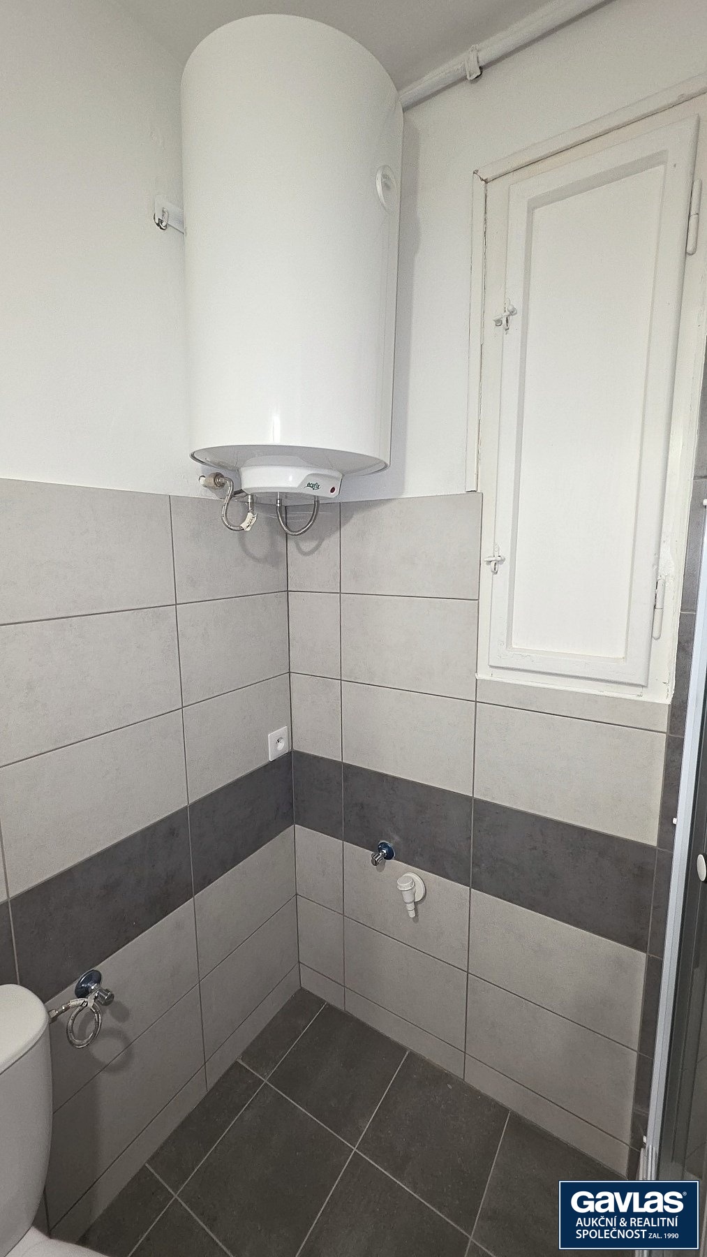 Koupelna - bojler a místo pro pračku