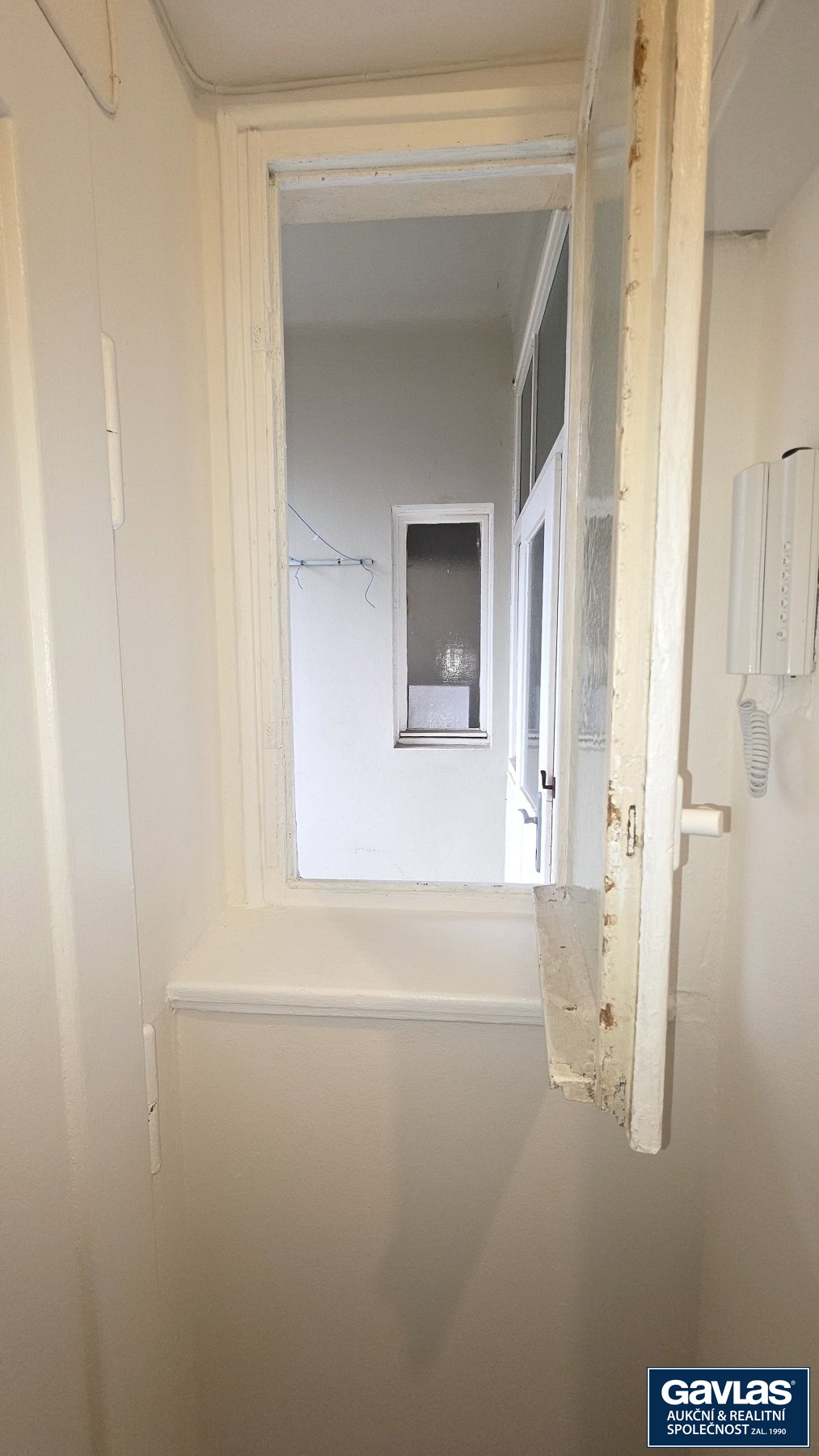 Okno na lodžii v patře