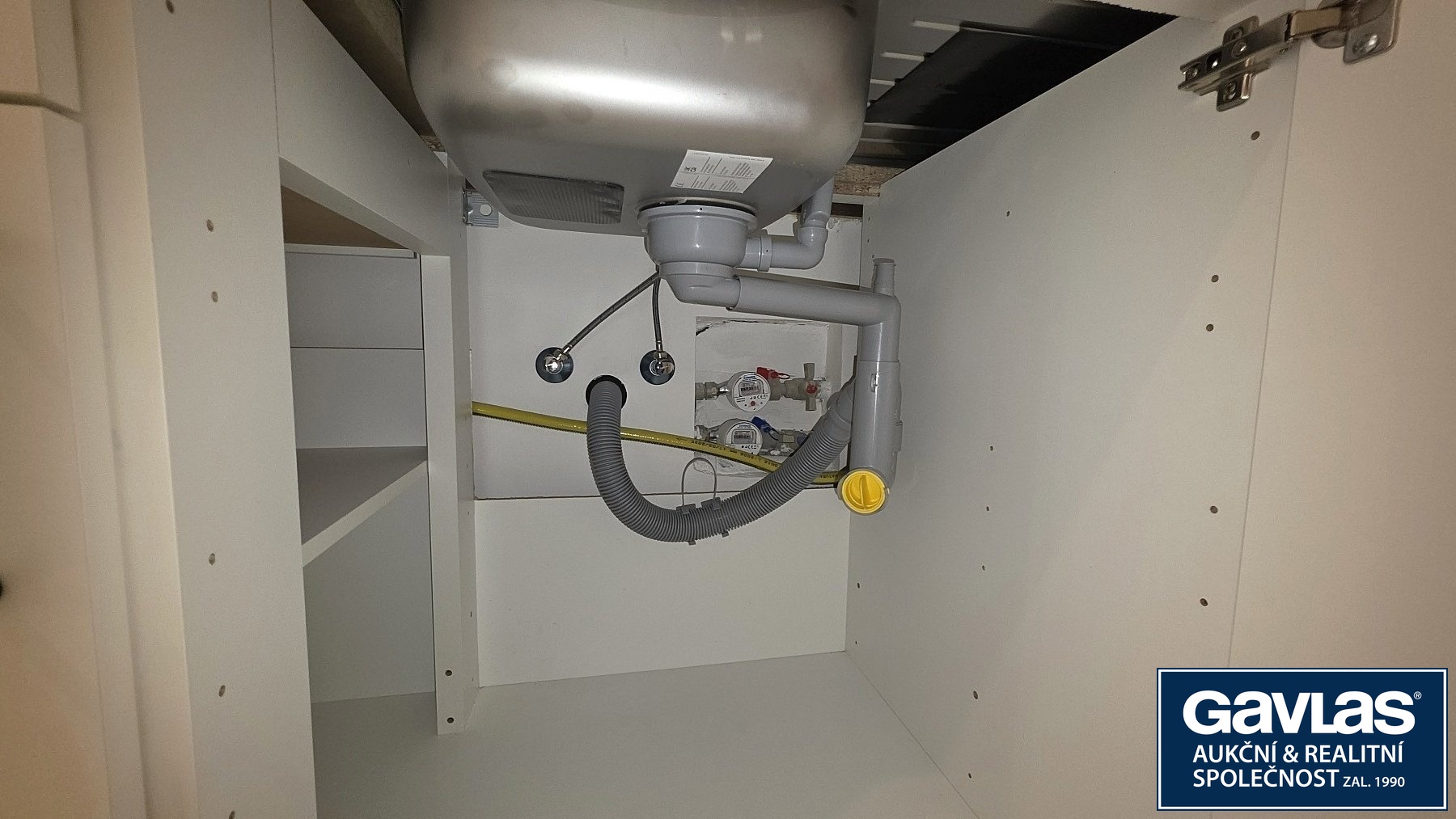 Připojení na odpad myčky pod dřezem