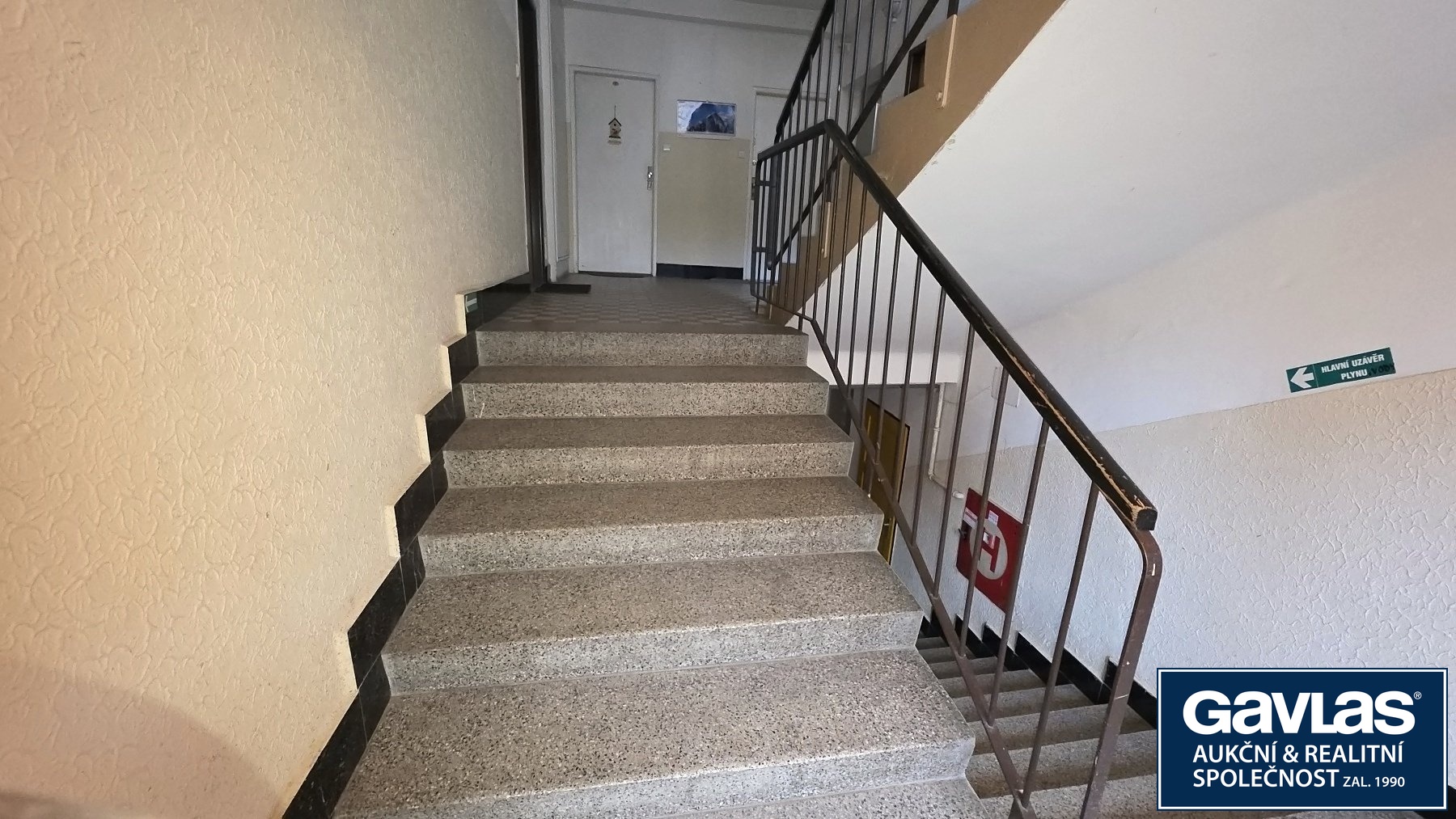 Pohled od vstupu do domu