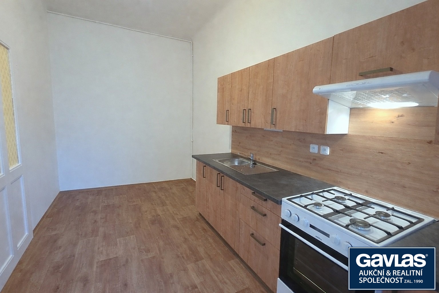 Kuchyň - pohled k jídelnímu koutu