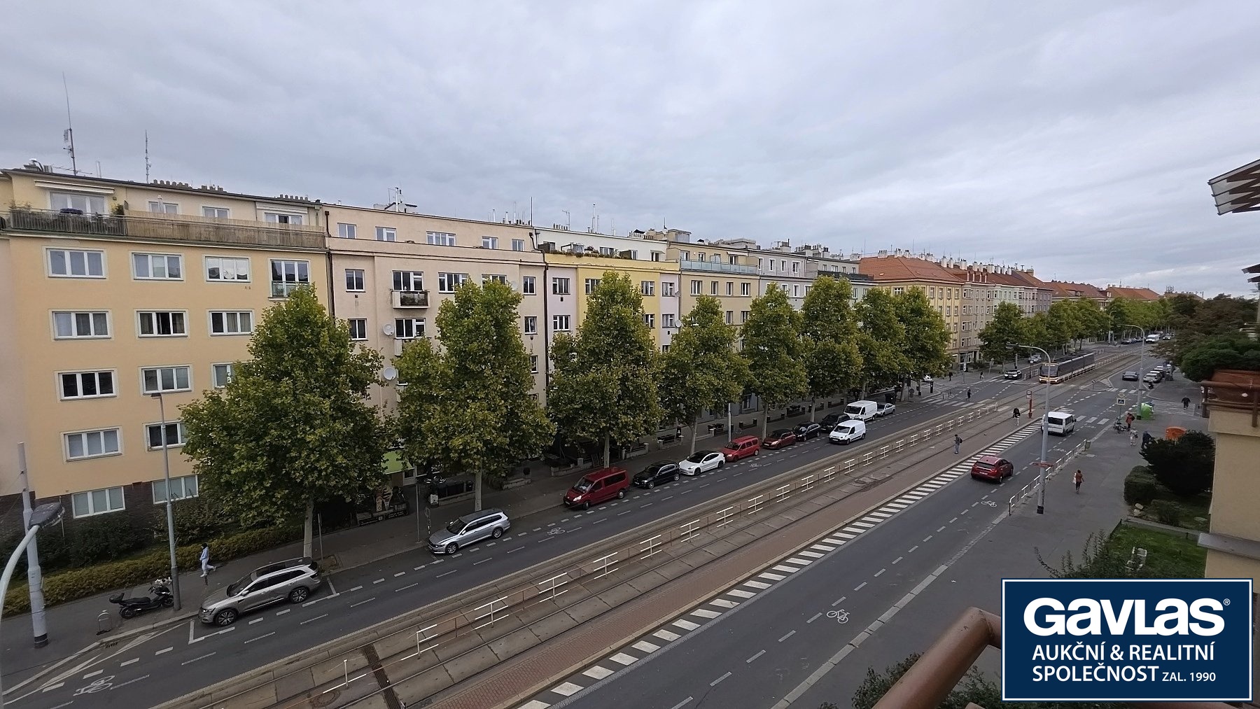 Výhled z balkonu do ulice Hartigova