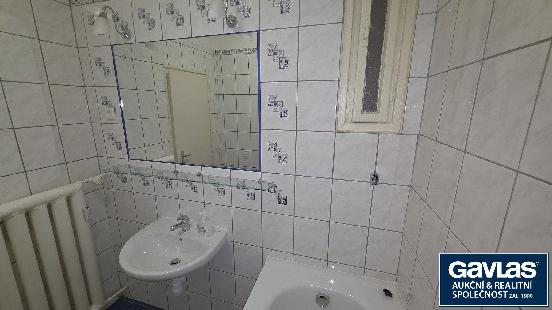 Koupelna topení, umyvadlo a zrcadlo
