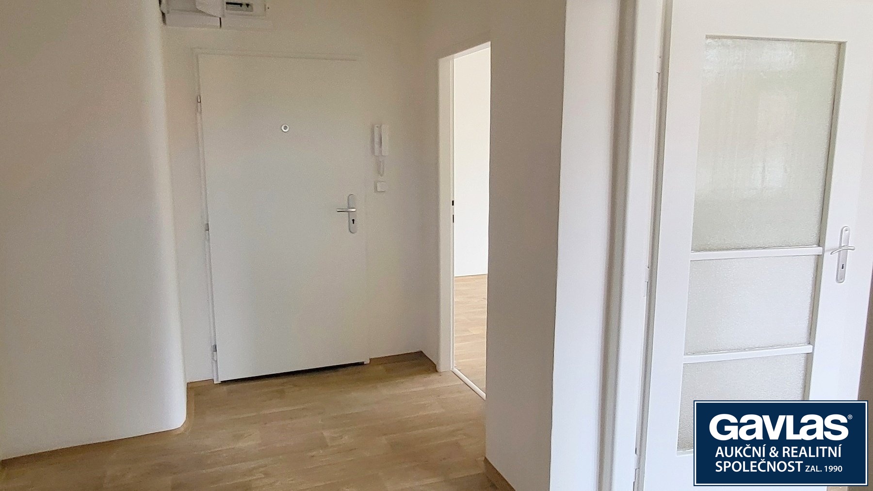 Předsíň - pohled ke dveřím