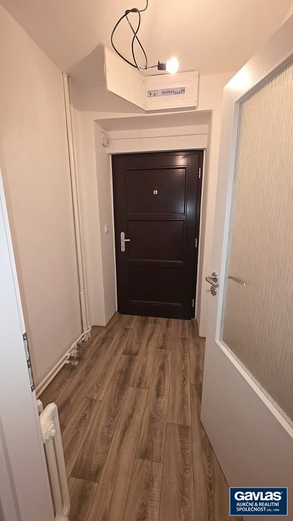 Předsíň - pohled ke vstupu do bytu
