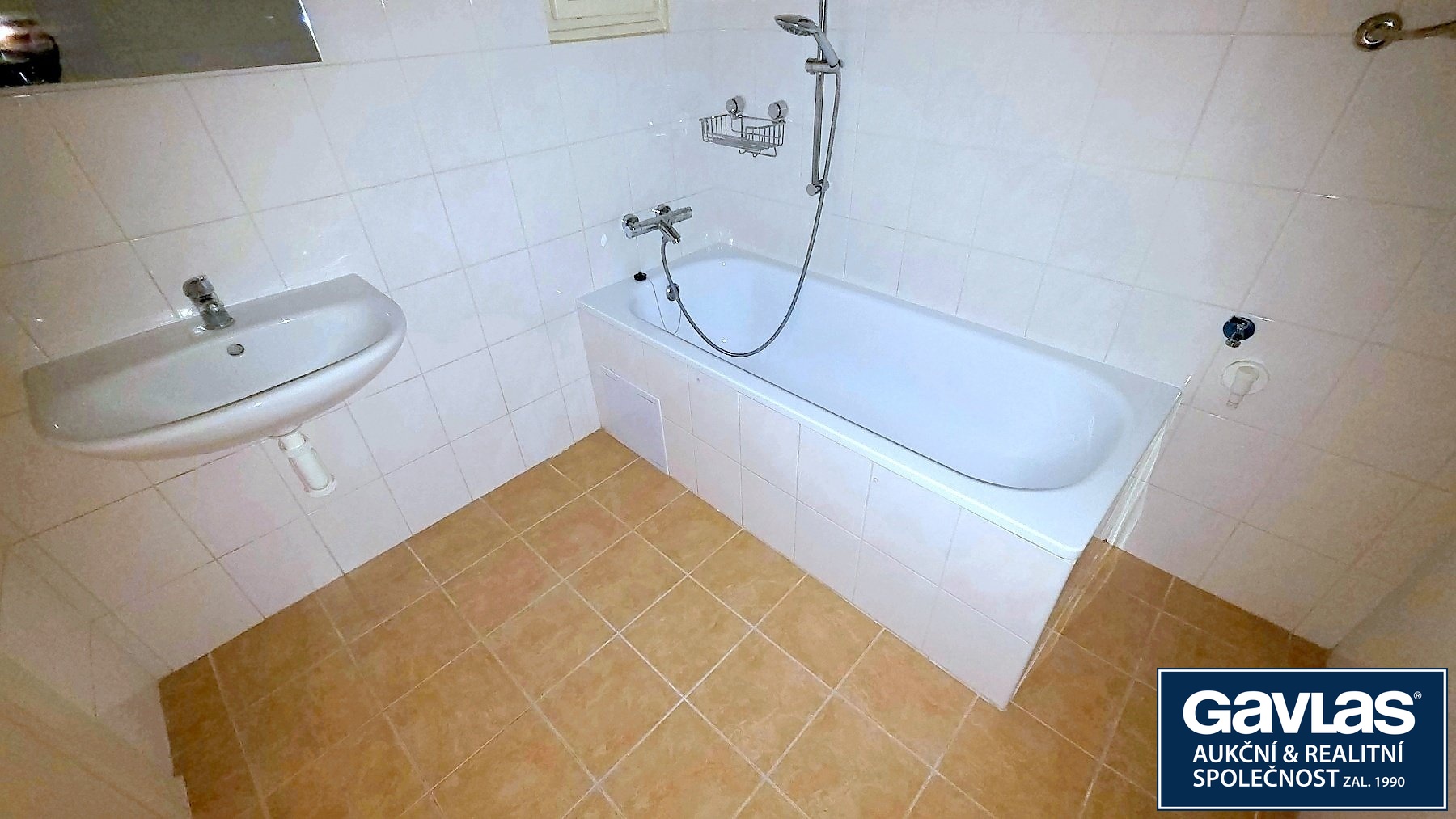 Koupelna - uzmyvadlo, vana a místo pro pračku