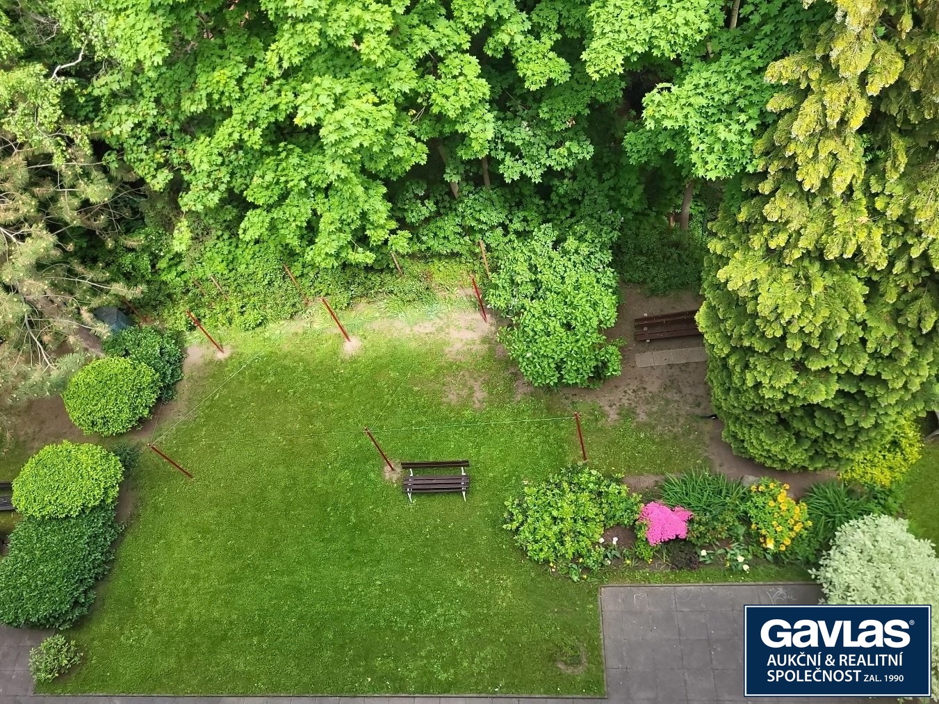 Zahrada na dvorku domu