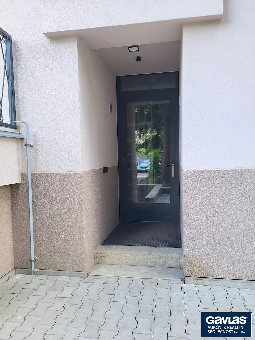 Zadní vchod z ulice Ke Kapslovně