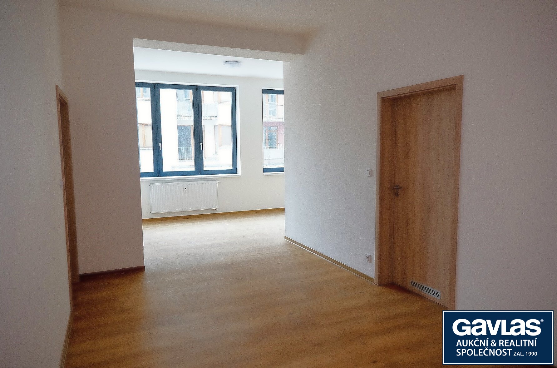 hala - pohled k oknu 2